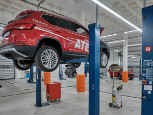 Přezutím pneumatik příprava na zimní sezónu nekončí. Kontrolu svého auta by neměli řidiči podceňovat