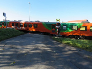 U Kájova se srazilo auto s vlakem. Škoda je za 750 tisíc