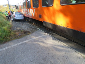 U Kájova se srazilo auto s vlakem. Škoda je za 750 tisíc