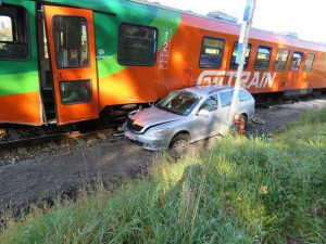 U Kájova se srazilo auto s vlakem. Škoda je za 750 tisíc