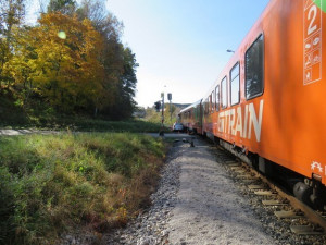 U Kájova se srazilo auto s vlakem. Škoda je za 750 tisíc