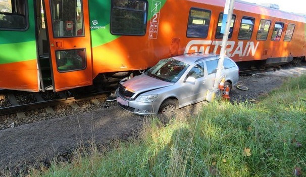 U Kájova se srazilo auto s vlakem. Škoda je za 750 tisíc