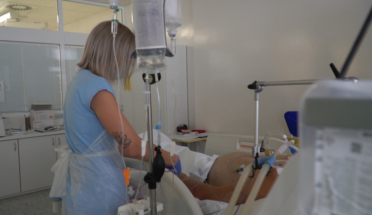 Do nemocnic nastoupila stovka studentů. Pomáhat budou na ARU nebo infekci