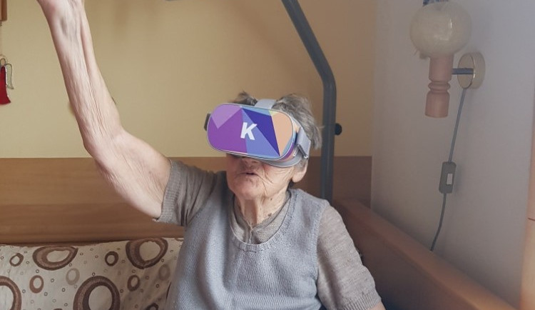 FOTO: Klienti píseckého SeniorCentra cestují pomocí virtuálních brýlí