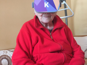 Klienti píseckého SeniorCentra cestují pomocí virtuálních brýlí
