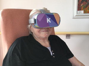 Klienti píseckého SeniorCentra cestují pomocí virtuálních brýlí