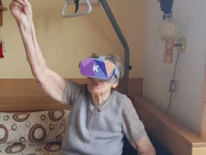 FOTO: Klienti píseckého SeniorCentra cestují pomocí virtuálních brýlí