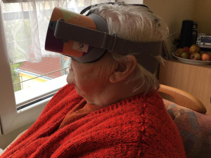 Klienti píseckého SeniorCentra cestují pomocí virtuálních brýlí