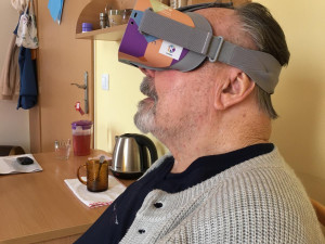 Klienti píseckého SeniorCentra cestují pomocí virtuálních brýlí