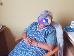 Klienti píseckého SeniorCentra cestují pomocí virtuálních brýlí