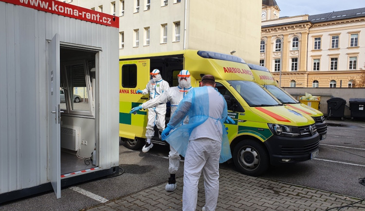 Na dispečinku záchranné služby je 50 procent zaměstnanců v karanténě