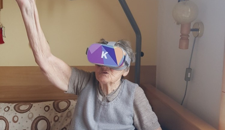 Klienti píseckého SeniorCentra cestují pomocí virtuálních brýlí