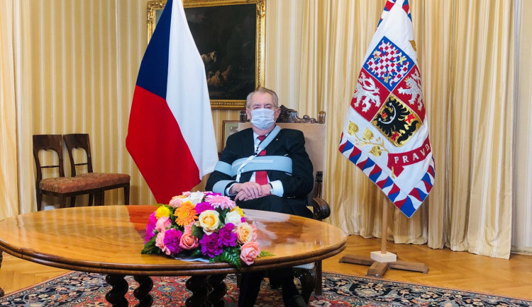 Zeman se omluvil za zrušení oslav. V projevu si rýpnul do „haterů“