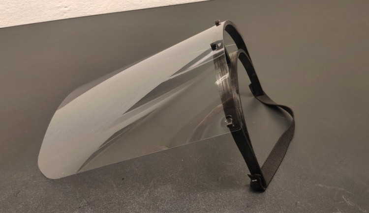 Tomáš Kolečář vyrábí doma štíty z recyklovaného plastu. Ostatním je rozdává a radí, jak na to
