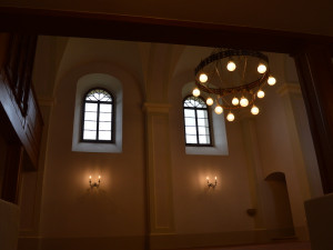 Opravená kaple sv. Josefa s restaurovaným secesním lustrem.