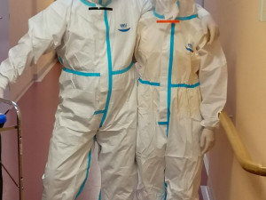 Uniformu vyměnili za zdravotnický oblek. Strakoničtí vojáci pomáhají seniorům a v nemocnici