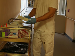 Uniformu vyměnili za zdravotnický oblek. Strakoničtí vojáci pomáhají seniorům a v nemocnici