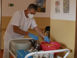 Uniformu vyměnili za zdravotnický oblek. Strakoničtí vojáci pomáhají seniorům a v nemocnici