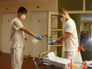 Uniformu vyměnili za zdravotnický oblek. Strakoničtí vojáci pomáhají seniorům a v nemocnici