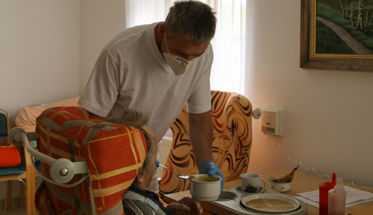 Uniformu vyměnili za zdravotnický oblek. Strakoničtí vojáci pomáhají seniorům a v nemocnici