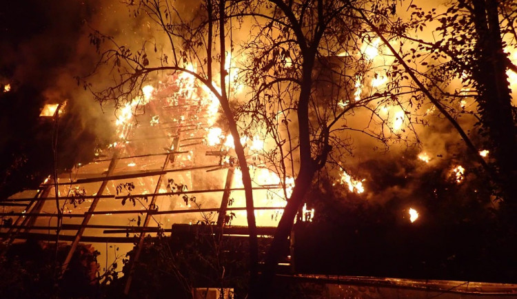 V Tanvaldě vzplála chalupa, na místo muselo šest jednotek hasičů