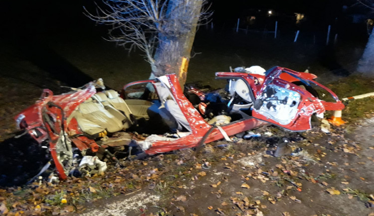 Tragickou nehodu u Nových Hradů nepřežili tři lidé