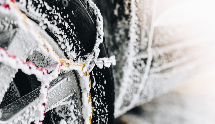 Řidičům začíná povinnost mít na ledu či sněhu zimní pneumatiky