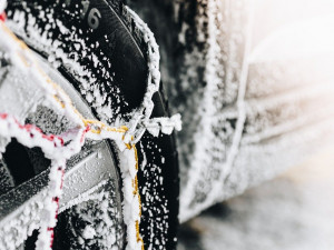 Řidičům začíná povinnost mít na ledu či sněhu zimní pneumatiky