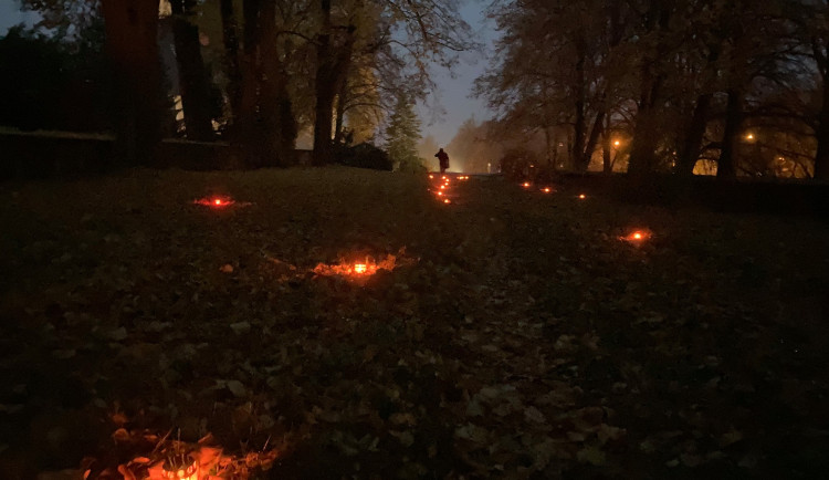Zapálené svíčky připomněly zaniklý hřbitov v Trhových Svinech