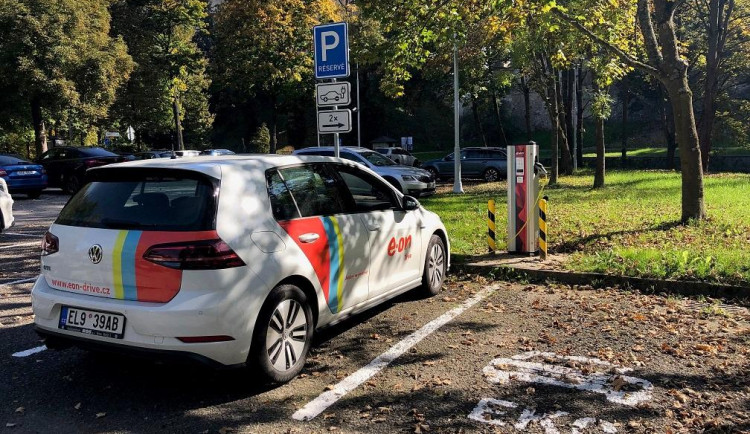 E.ON otevřel tři dobíjecí stanice v Českém Krumlově