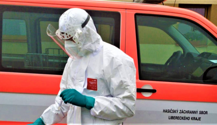 S odběry pomáhá i mobilní tým hasičů. Vyjíždí například do zařízení sociálních služeb