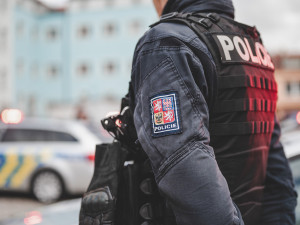Hotovost, cigarety a dvacet kilo masa. Do restaurace v Průběžné ulici se vloupal zloděj