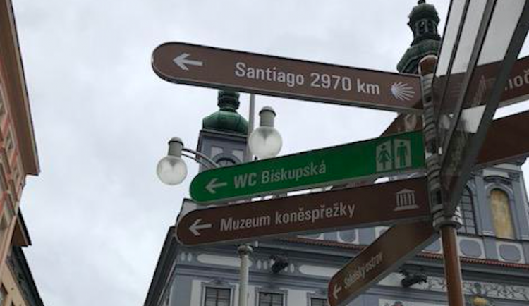 Budějovice jsou na trase Svatojakubské cesty. Poutníci to mají ke katedrále v Santiagu 2970 kilometrů.