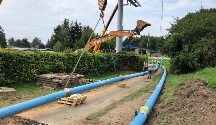 Vodovodní potrubí na mostě dosloužilo. Nové město umístí pod řeku