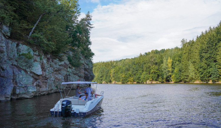 Lidé přes léto využívali cestování lodí. Na Vltavě padl rekord