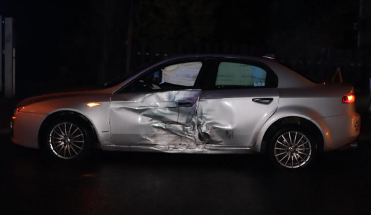 Ve smyku vylétl ze zatáčky, naboural dvě auta a způsobil škodu přes 113 tisíc korun