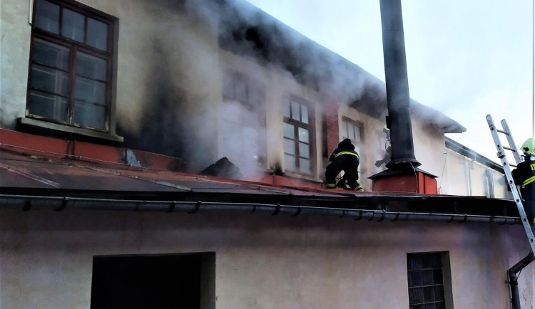 Pět jednotek hasičů zasahovalo u požáru kotelny v Pasekách nad Jizerou