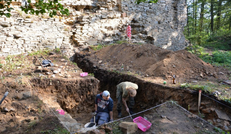 Karlův hrádek vstoupil do druhé etapy obnovy.  Jihočechům a turistům chce příští rok nabídnout  i divadelní představení a koncerty