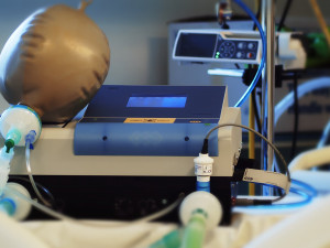 Českobudějovická nemocnice získala pět plicních ventilátorů