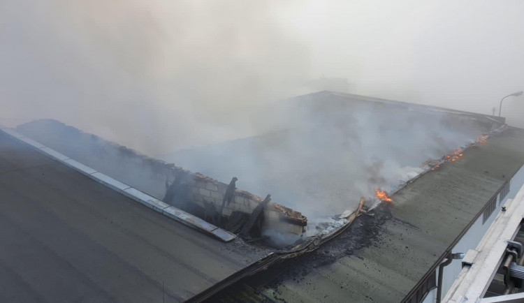 Na jihu Čech hořela střecha firmy vyrábějící bramborové lupínky.