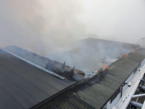 FOTO: Včerejší požár způsobil zhruba desetimilionovou škodu ve výrobně bramborových lupínků