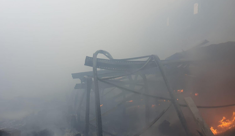 Včerejší požár způsobil zhruba desetimilionovou škodu ve výrobně bramborových lupínků.