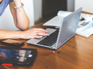 Žena přišla o více než čtvrt milionu. O úspory ji obral podvodník na internetové seznamce