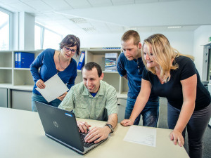 Hauser navyšuje mzdy  a nabírá