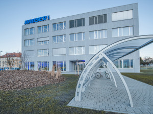 Hauser navyšuje mzdy  a nabírá