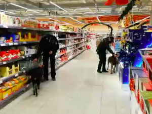 Anonym nahlásil bombu v Globusu. Výbušninu hledala desítka policistů.