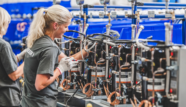 Hauser navyšuje mzdy  a nabírá