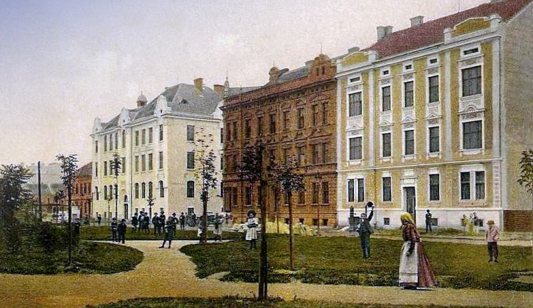 Hudení škola z roku 1908 na rohu Otakarovy a Skuherského, v popředí Palackého náměstí.