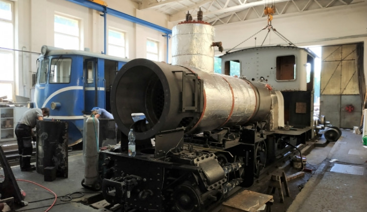 Na jihu Čech opravili jednu z nejstarších parních lokomotiv v Česku. Rozebraná byla na tisíce kousků