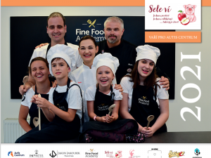 Známí kuchaři podpořili charitativní kalendář pro Autis Centrum. Zrušení akcí jim zkomplikoval prodej